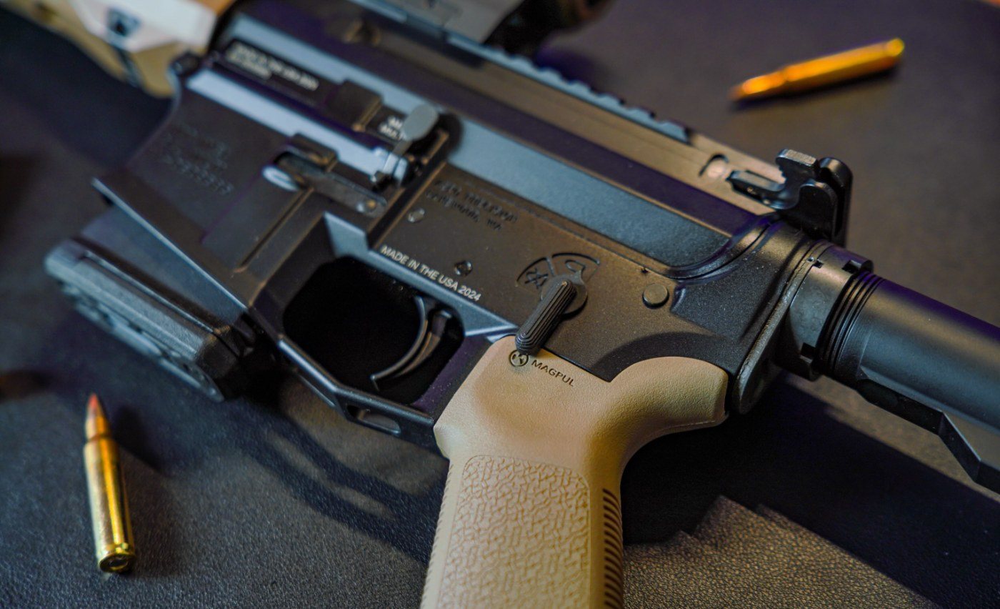 Détail du boîtier et de la poignée Magpul de l'Aero Precision M4E1