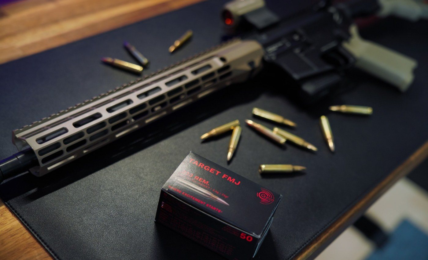 Le garde-main M-LOK de l'Aero Precision M4E1 avec une boîte de cartouches