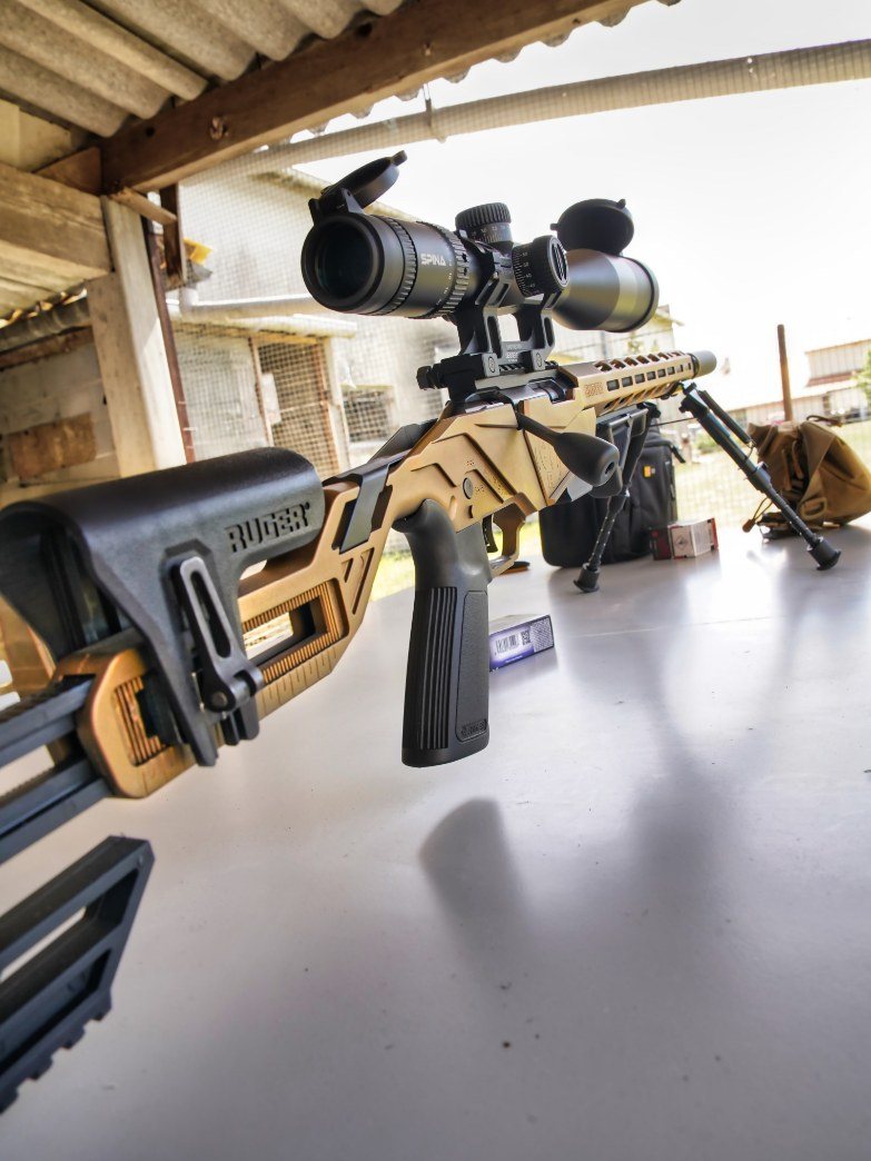 La carabine équipée de la lunette Spina Optics, posée sur son bipied au stand